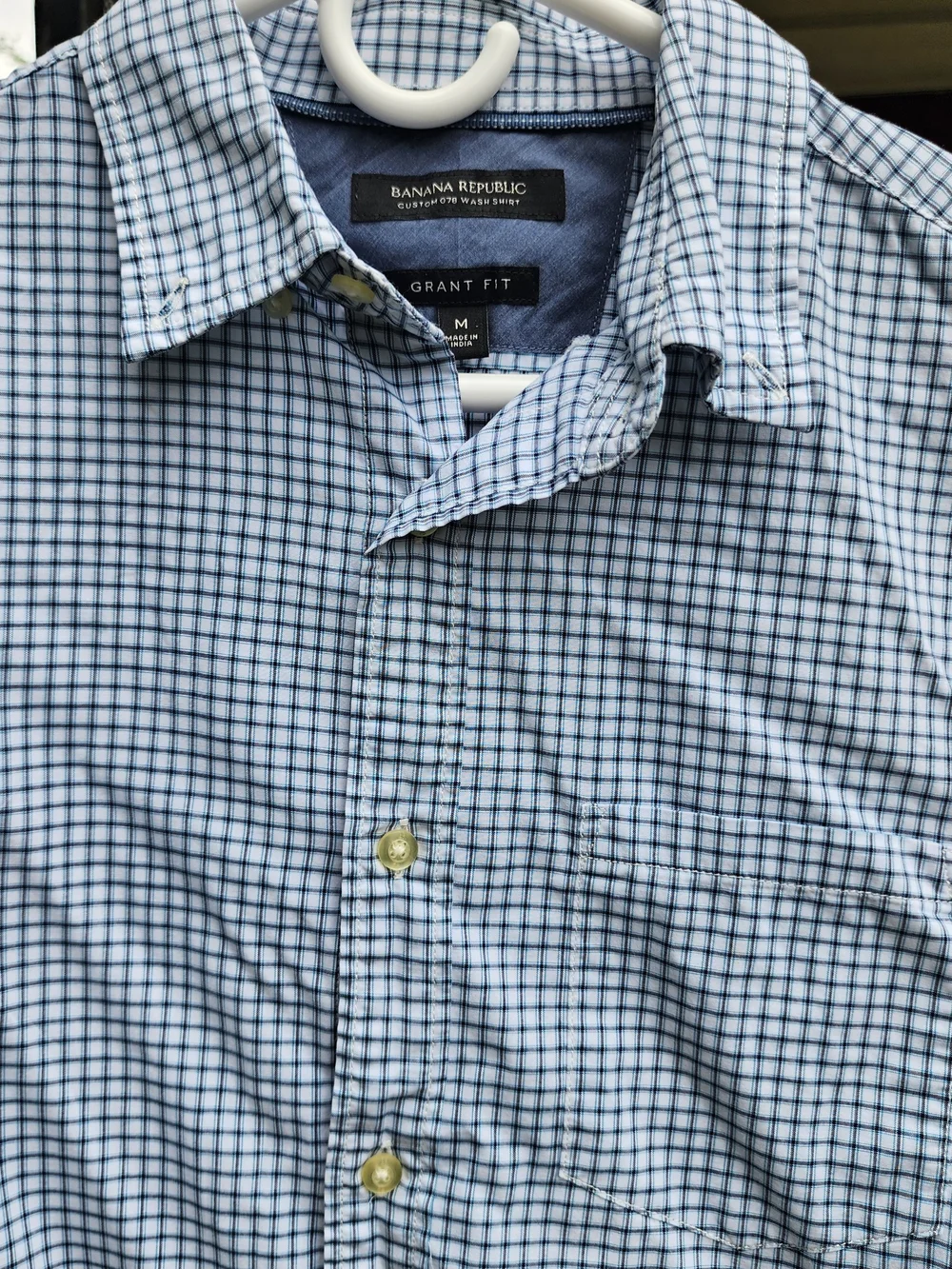 Banana Republic Grant Fit Men's Button Down Shirt - Size Medium.